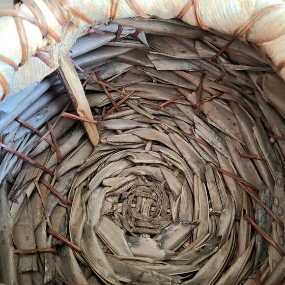 Vintage handmade natural palm husk fiber basket. Rustic beachy home decor. - Picture 8 of 9